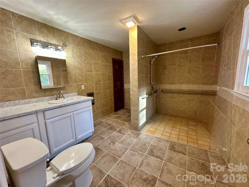 208 Murdock Road, Bakersville, NC 28705.  MLS# CAR4315892, YatesRealty ID 18510. Master Bath - Handicap equipped