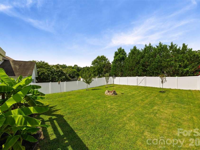 1805 Crabapple Tree Lane, Charlotte, NC 28214.  MLS# CAR4293333, YatesRealty ID 18513. A flat fenced backyard
