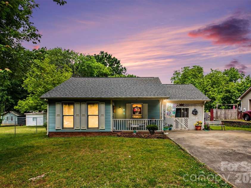 201 Bishop Lane, Concord, NC 28025.  MLS# CAR4373236, YatesRealty ID 18517. 