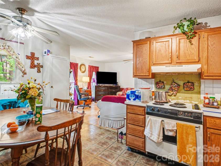 201 Bishop Lane, Concord, NC 28025.  MLS# CAR4373236, YatesRealty ID 18517. 