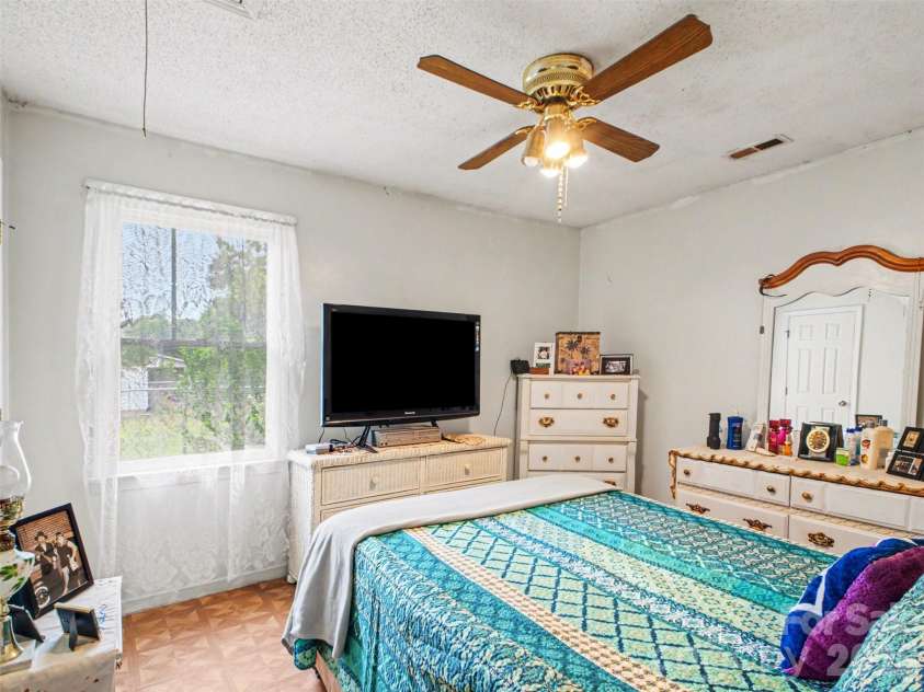 201 Bishop Lane, Concord, NC 28025.  MLS# CAR4373236, YatesRealty ID 18517. 