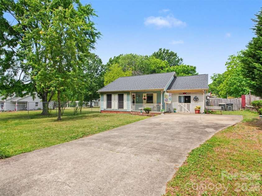 201 Bishop Lane, Concord, NC 28025.  MLS# CAR4373236, YatesRealty ID 18517. 