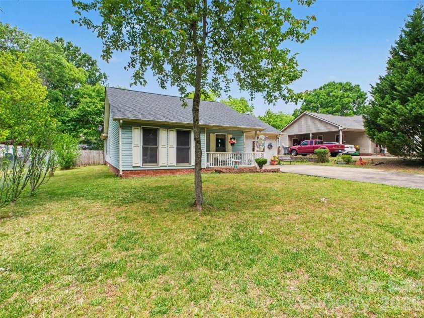 201 Bishop Lane, Concord, NC 28025.  MLS# CAR4373236, YatesRealty ID 18517. 