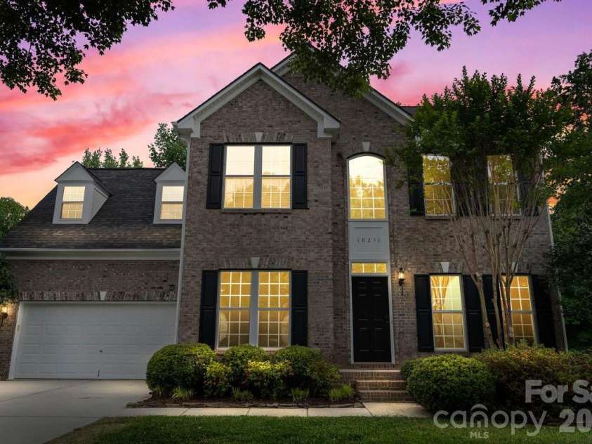 10211 Rivendell Lane, Charlotte, NC 28269.  MLS# CAR4376096, YatesRealty ID 18518. 
