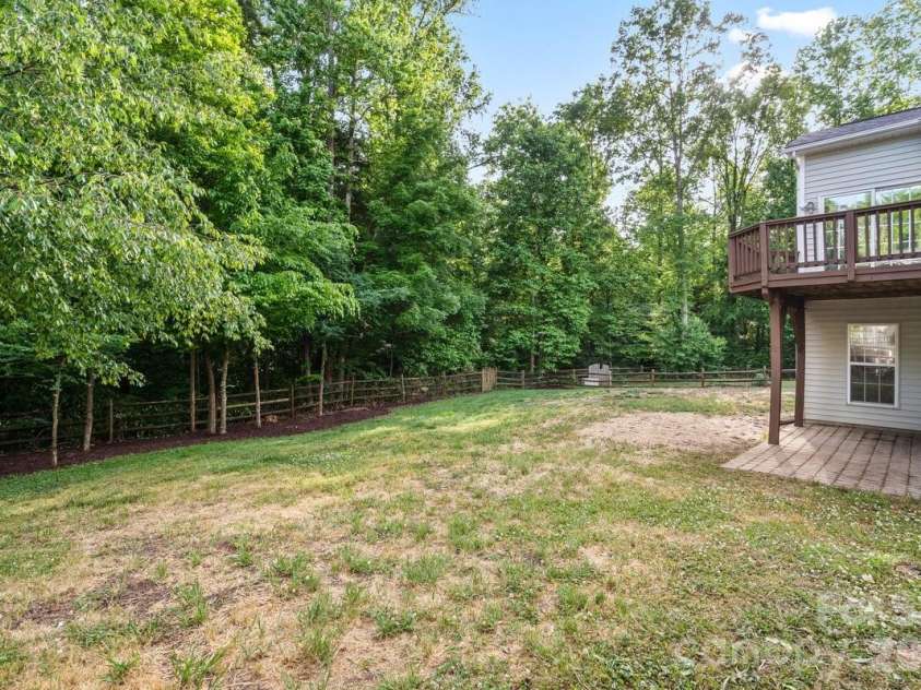 10211 Rivendell Lane, Charlotte, NC 28269.  MLS# CAR4376096, YatesRealty ID 18518. Backyard