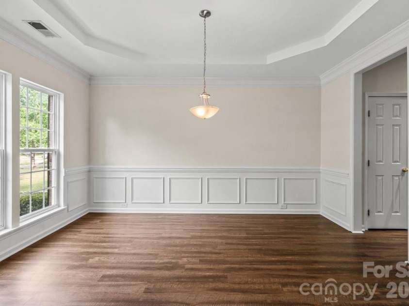 10211 Rivendell Lane, Charlotte, NC 28269.  MLS# CAR4376096, YatesRealty ID 18518. Dining room
