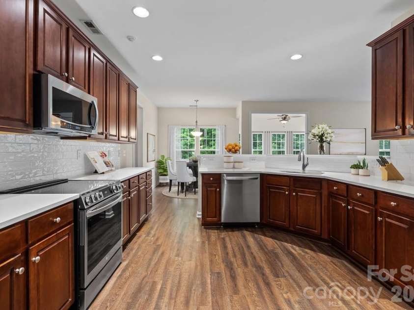 10211 Rivendell Lane, Charlotte, NC 28269.  MLS# CAR4376096, YatesRealty ID 18518. Great size kitchen