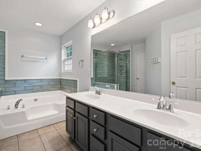 10211 Rivendell Lane, Charlotte, NC 28269.  MLS# CAR4376096, YatesRealty ID 18518. Primary Bath