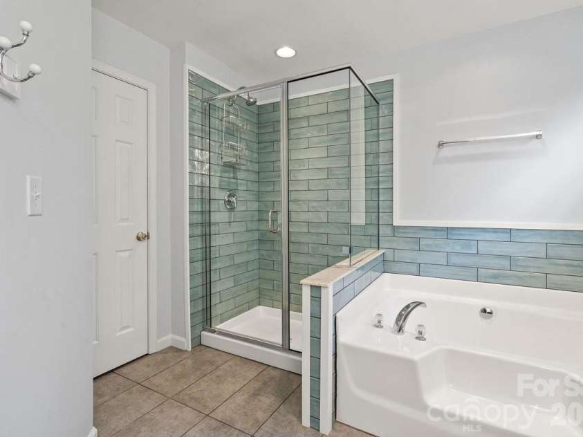 10211 Rivendell Lane, Charlotte, NC 28269.  MLS# CAR4376096, YatesRealty ID 18518. Primary Bath