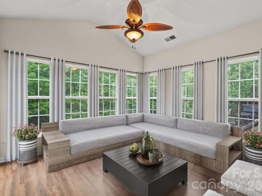 10211 Rivendell Lane, Charlotte, NC 28269.  MLS# CAR4376096, YatesRealty ID 18518. Sunroom