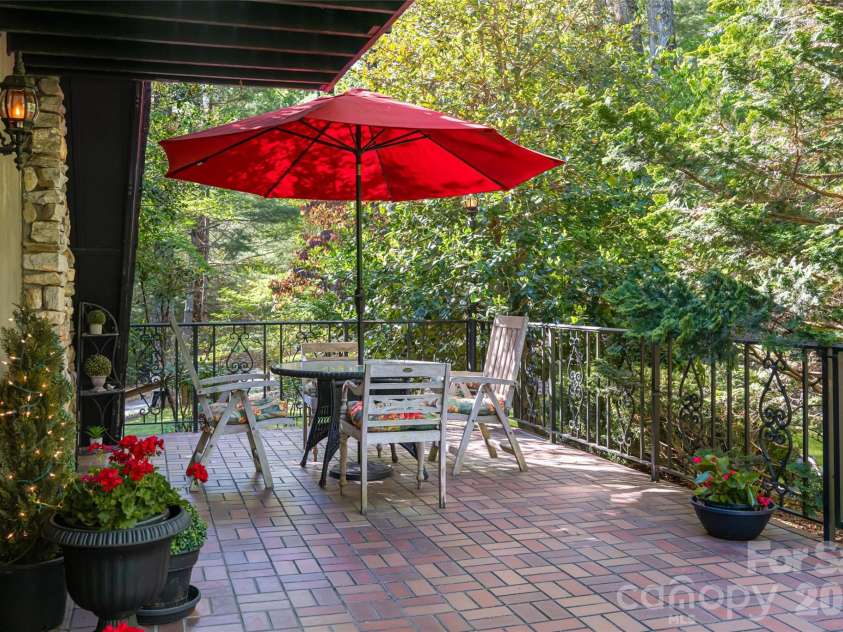 7 Cooper Cove, Hendersonville, NC 28739.  MLS# CAR4371497, YatesRealty ID 18519. Front porch