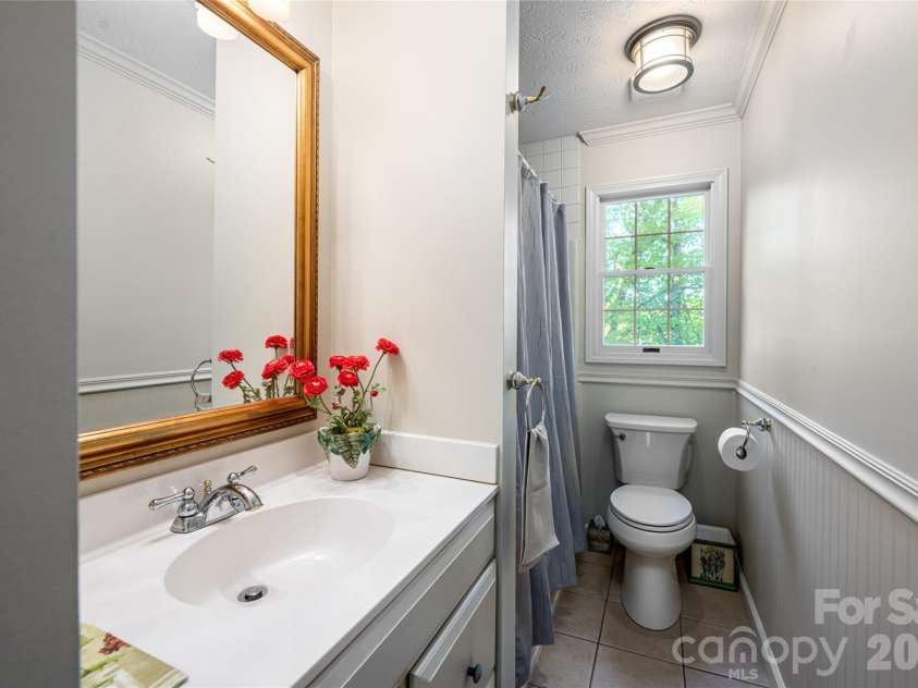 7 Cooper Cove, Hendersonville, NC 28739.  MLS# CAR4371497, YatesRealty ID 18519. Main level full bathroom