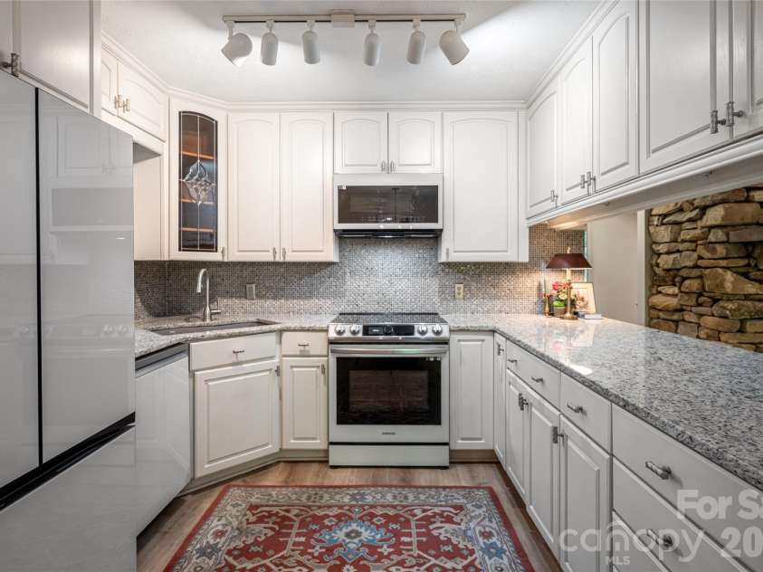 7 Cooper Cove, Hendersonville, NC 28739.  MLS# CAR4371497, YatesRealty ID 18519. Updated kitchen