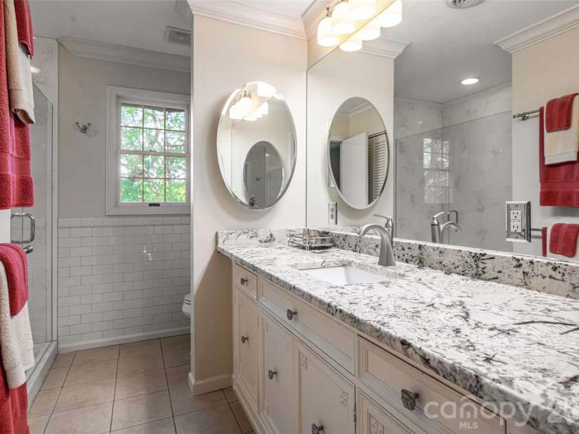 7 Cooper Cove, Hendersonville, NC 28739.  MLS# CAR4371497, YatesRealty ID 18519. Upper full bathroom