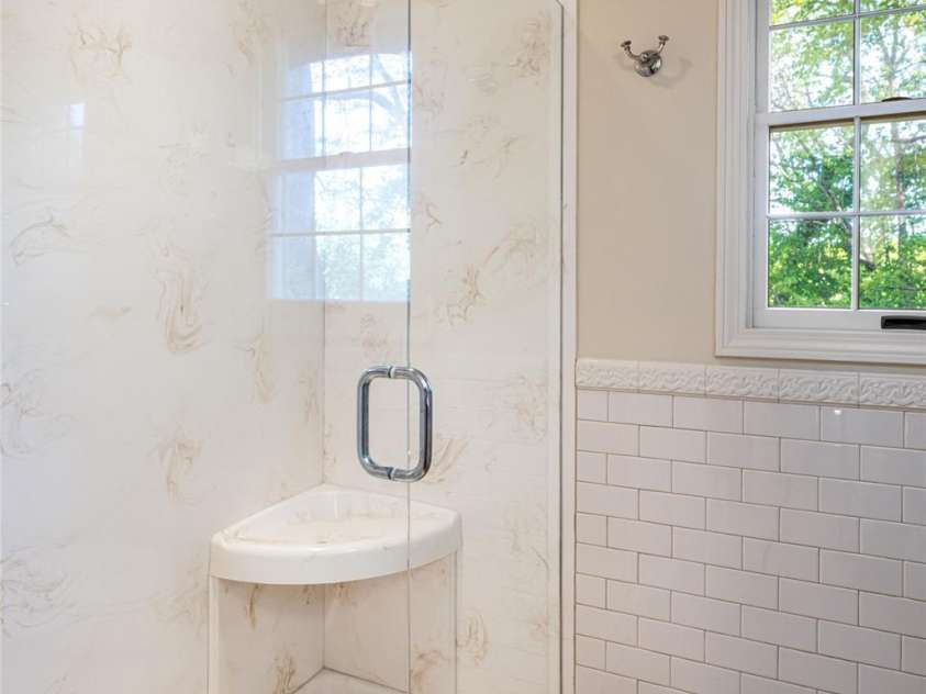 7 Cooper Cove, Hendersonville, NC 28739.  MLS# CAR4371497, YatesRealty ID 18519. Upper full bathroom