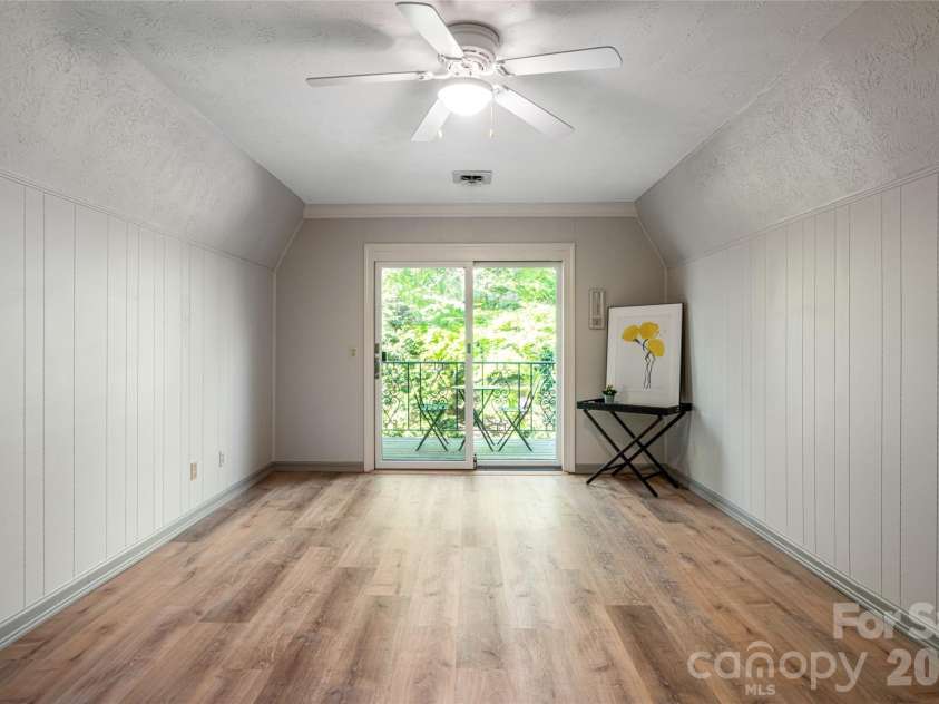 7 Cooper Cove, Hendersonville, NC 28739.  MLS# CAR4371497, YatesRealty ID 18519. Upper level primary suite