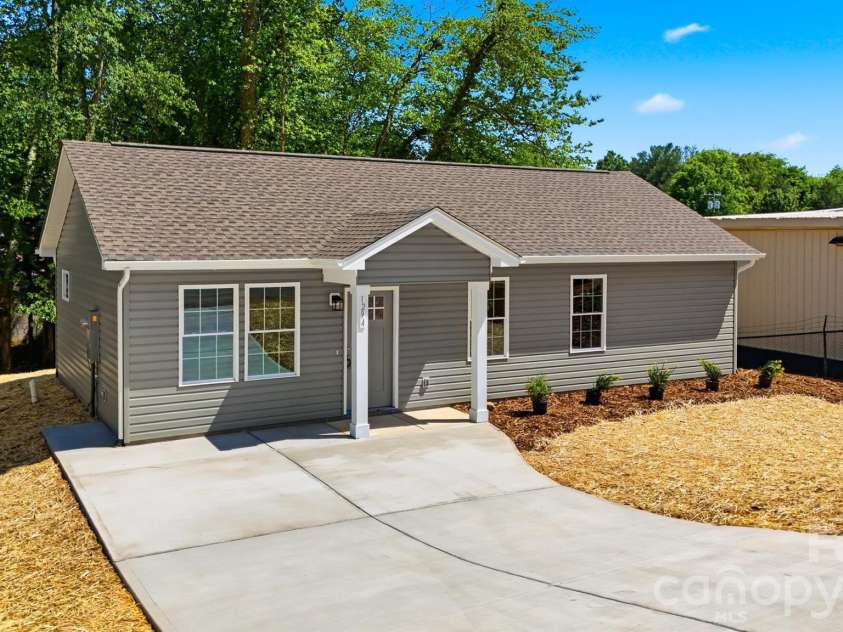 1294 18th Street, Hickory, NC 28601.  MLS# CAR4373574, YatesRealty ID 18520. 