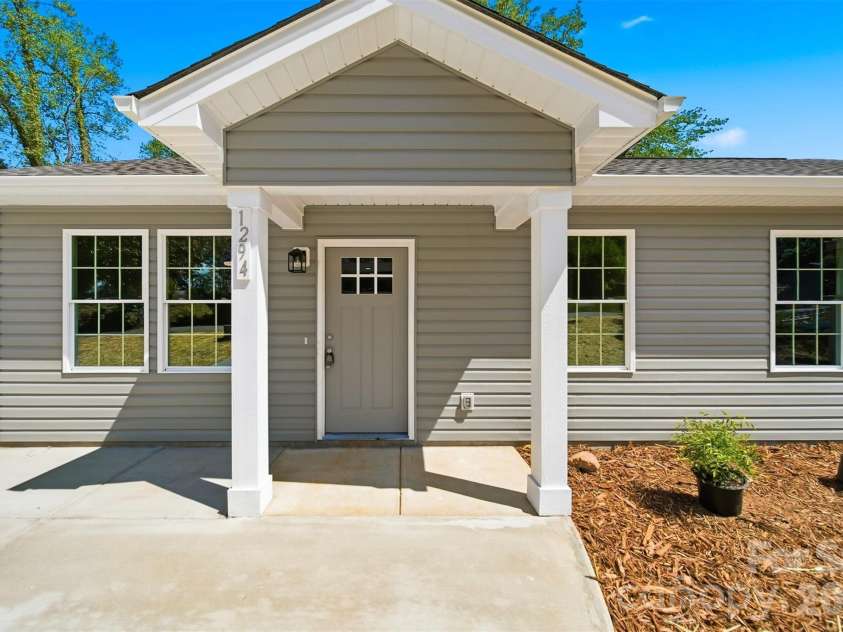 1294 18th Street, Hickory, NC 28601.  MLS# CAR4373574, YatesRealty ID 18520. 