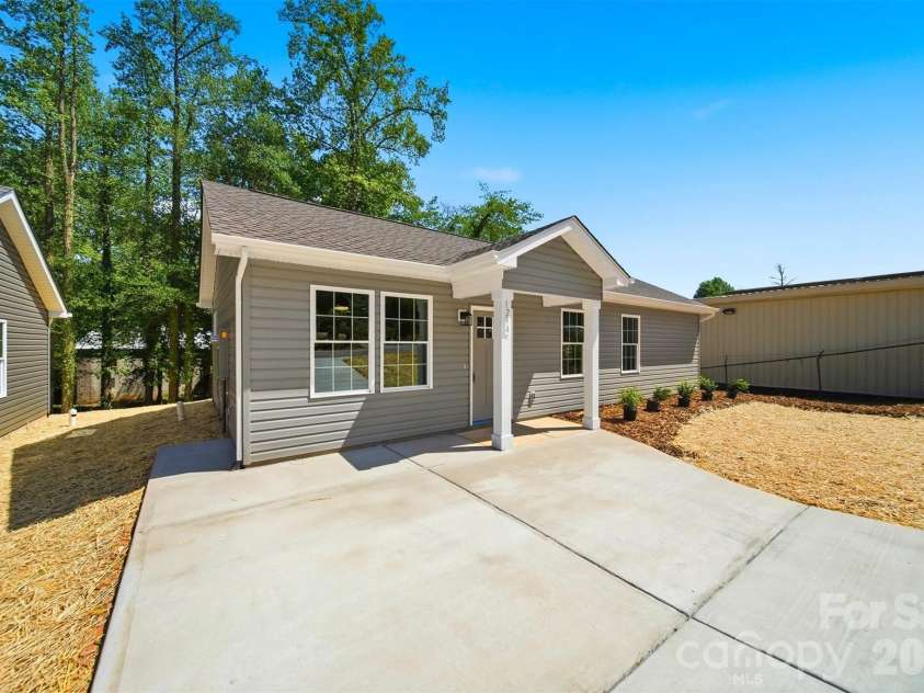 1294 18th Street, Hickory, NC 28601.  MLS# CAR4373574, YatesRealty ID 18520. 