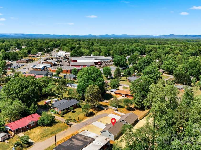 1294 18th Street, Hickory, NC 28601.  MLS# CAR4373574, YatesRealty ID 18520. 