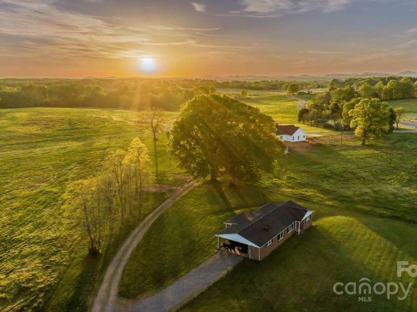 153 Coachman Loop, Statesville, NC 28625.  MLS# CAR4248344, YatesRealty ID 18523. 