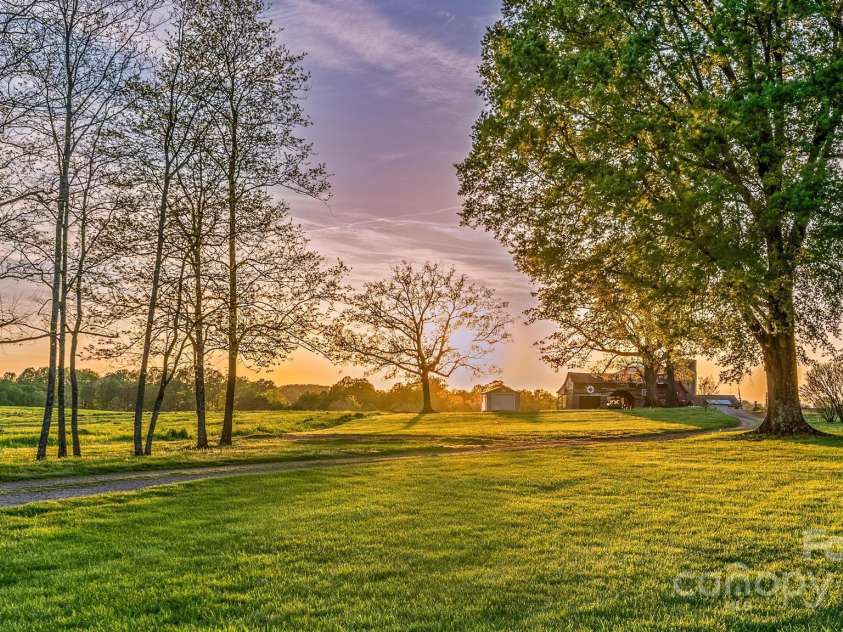 153 Coachman Loop, Statesville, NC 28625.  MLS# CAR4248344, YatesRealty ID 18523. 