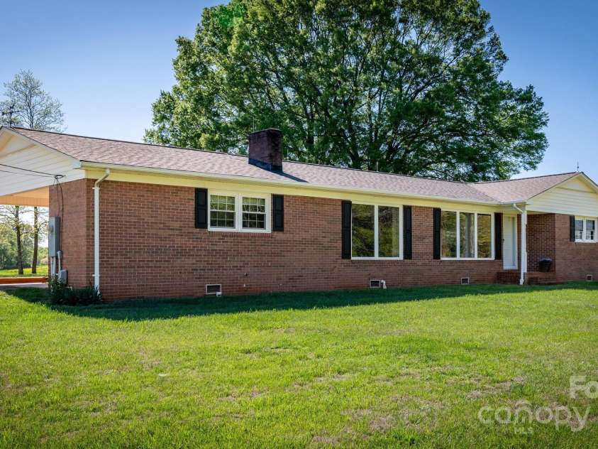153 Coachman Loop, Statesville, NC 28625.  MLS# CAR4248344, YatesRealty ID 18523. 