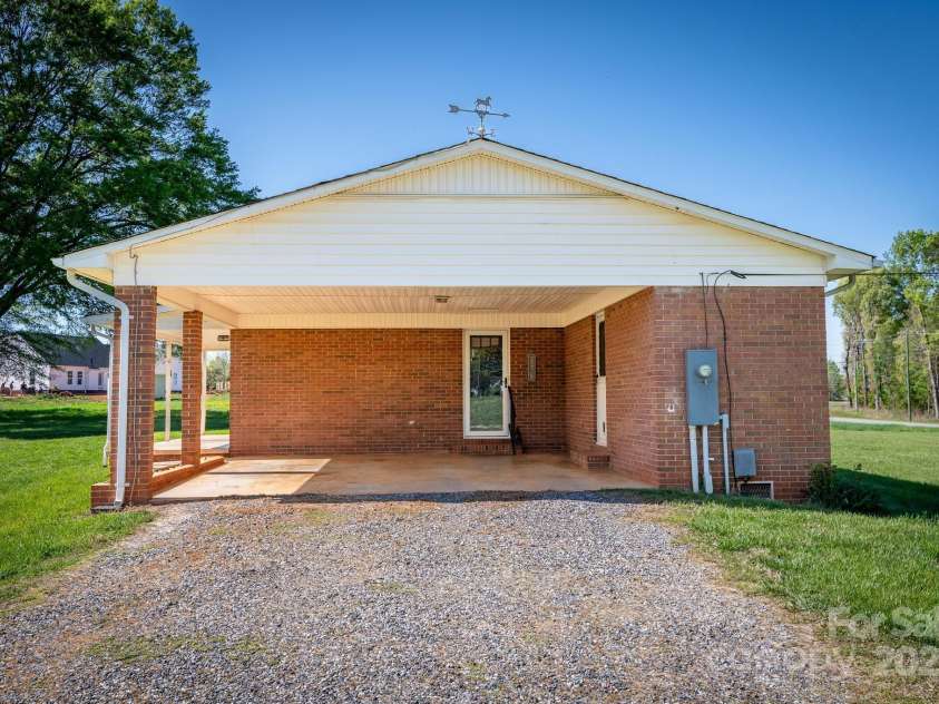 153 Coachman Loop, Statesville, NC 28625.  MLS# CAR4248344, YatesRealty ID 18523. 