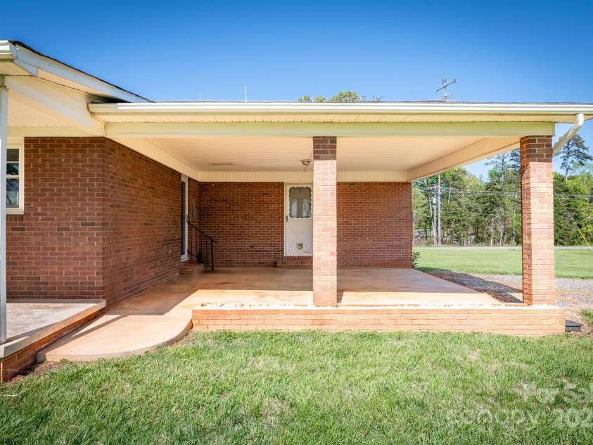 153 Coachman Loop, Statesville, NC 28625.  MLS# CAR4248344, YatesRealty ID 18523. 