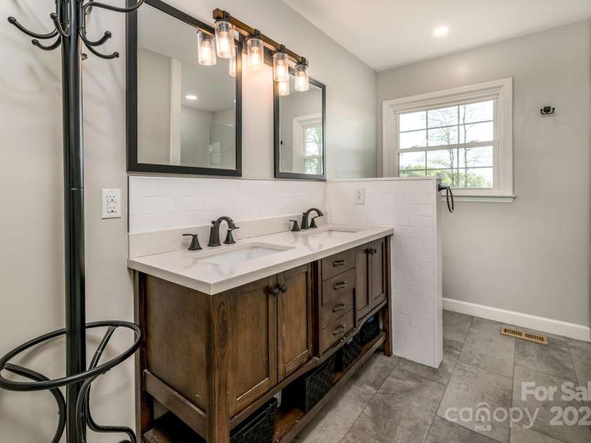 153 Coachman Loop, Statesville, NC 28625.  MLS# CAR4248344, YatesRealty ID 18523. 