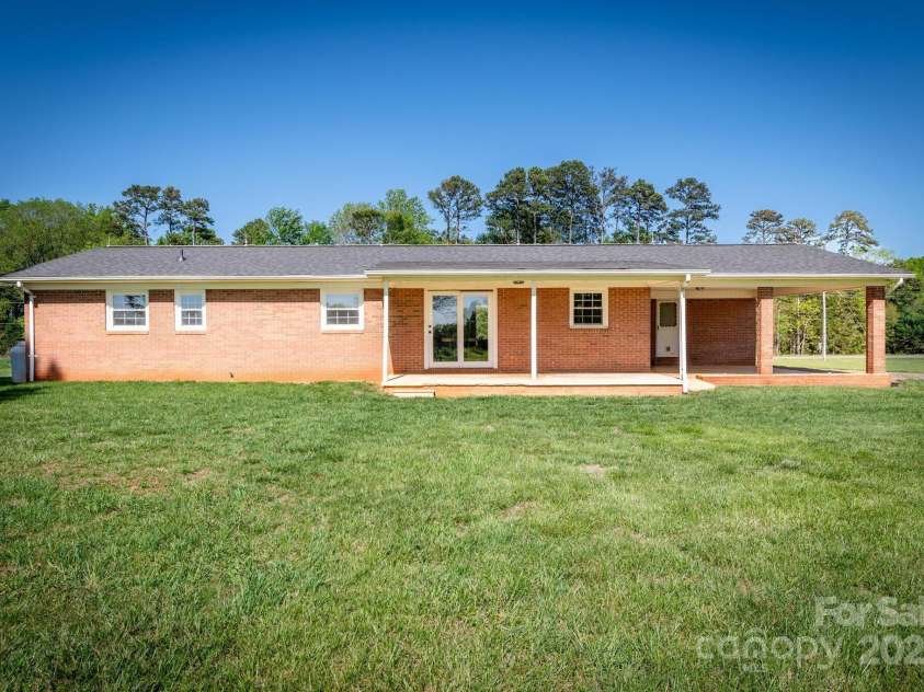 153 Coachman Loop, Statesville, NC 28625.  MLS# CAR4248344, YatesRealty ID 18523. 