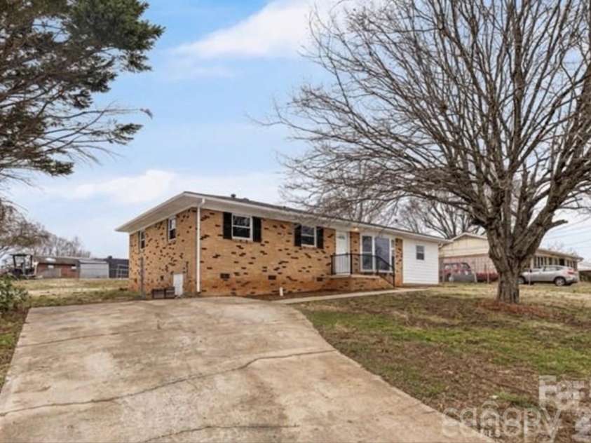 2621 Sherry Lane, Gastonia, NC 28054.  MLS# CAR4343519, YatesRealty ID 18524. 