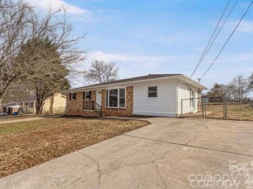 2621 Sherry Lane, Gastonia, NC 28054.  MLS# CAR4343519, YatesRealty ID 18524. 