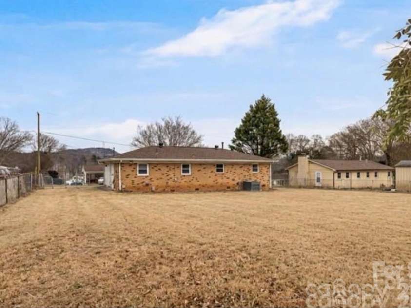 2621 Sherry Lane, Gastonia, NC 28054.  MLS# CAR4343519, YatesRealty ID 18524. 