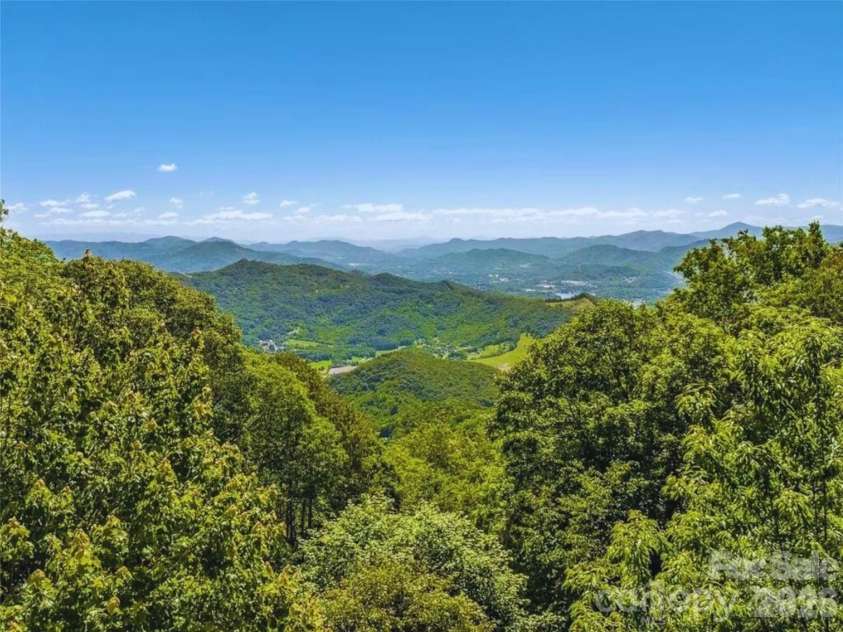 505 Middle Top Loop, Maggie Valley, NC 28751.  MLS# CAR4365576, YatesRealty ID 18525. 