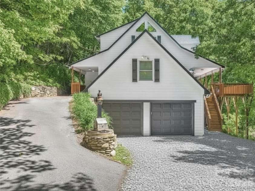 505 Middle Top Loop, Maggie Valley, NC 28751.  MLS# CAR4365576, YatesRealty ID 18525. 