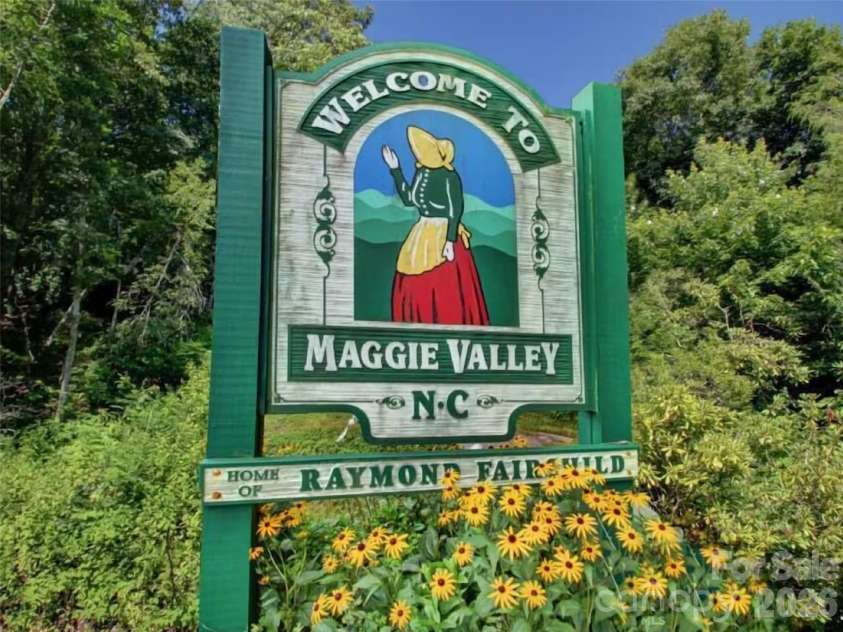 505 Middle Top Loop, Maggie Valley, NC 28751.  MLS# CAR4365576, YatesRealty ID 18525. 