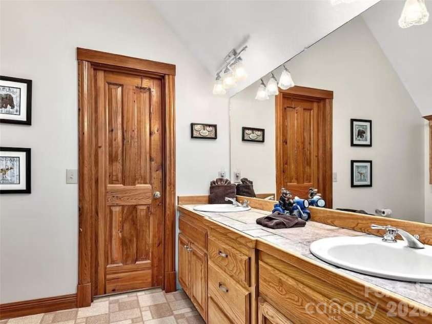 505 Middle Top Loop, Maggie Valley, NC 28751.  MLS# CAR4365576, YatesRealty ID 18525. 