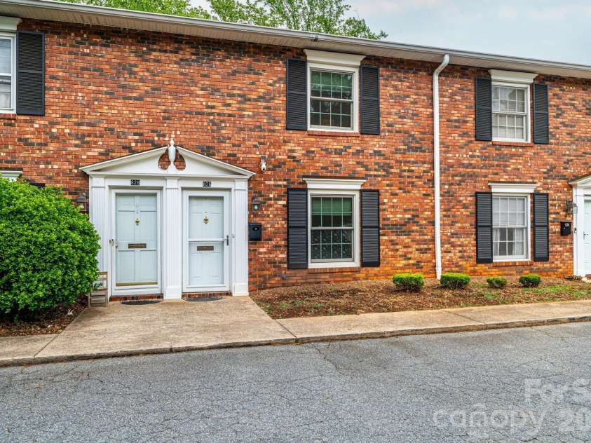 826 6th Street, Hickory, NC 28601.  MLS# CAR4371889, YatesRealty ID 18526. 