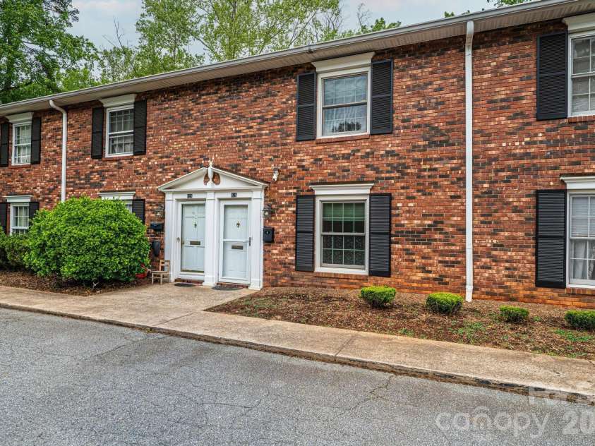 826 6th Street, Hickory, NC 28601.  MLS# CAR4371889, YatesRealty ID 18526. 