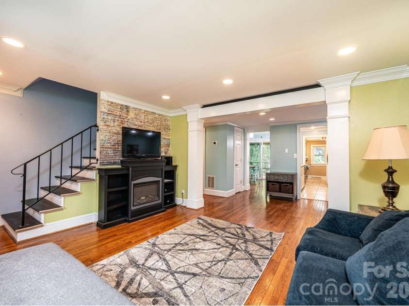 826 6th Street, Hickory, NC 28601.  MLS# CAR4371889, YatesRealty ID 18526. 
