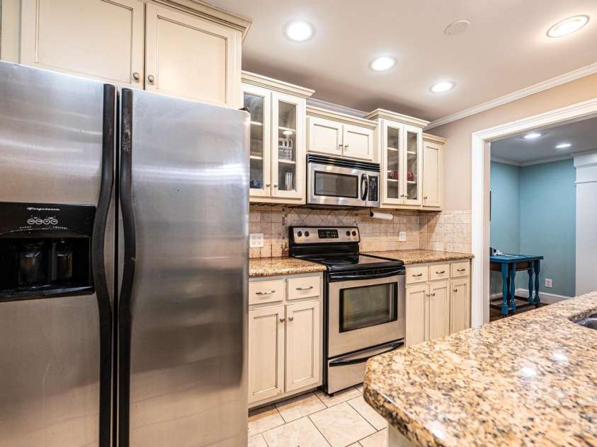 826 6th Street, Hickory, NC 28601.  MLS# CAR4371889, YatesRealty ID 18526. 