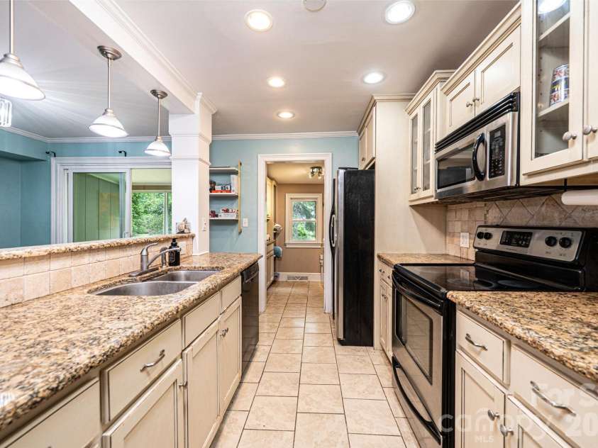 826 6th Street, Hickory, NC 28601.  MLS# CAR4371889, YatesRealty ID 18526. 