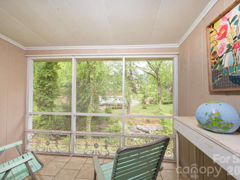 826 6th Street, Hickory, NC 28601.  MLS# CAR4371889, YatesRealty ID 18526. 