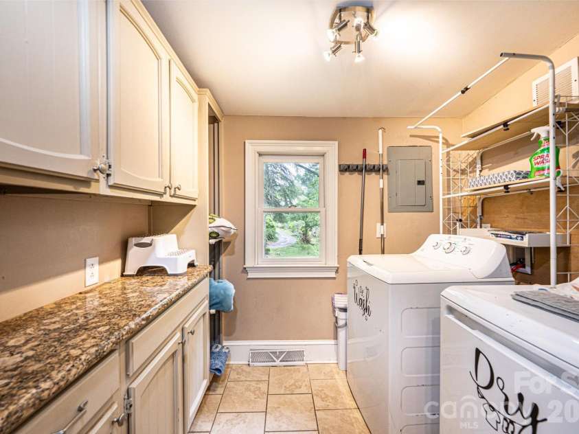 826 6th Street, Hickory, NC 28601.  MLS# CAR4371889, YatesRealty ID 18526. 