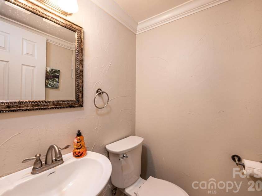826 6th Street, Hickory, NC 28601.  MLS# CAR4371889, YatesRealty ID 18526. 