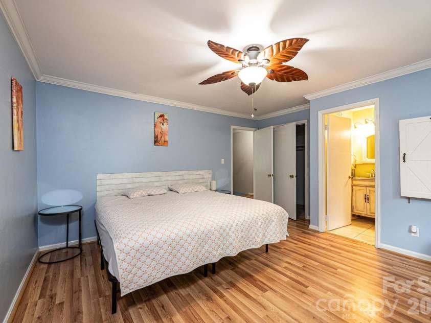 826 6th Street, Hickory, NC 28601.  MLS# CAR4371889, YatesRealty ID 18526. 