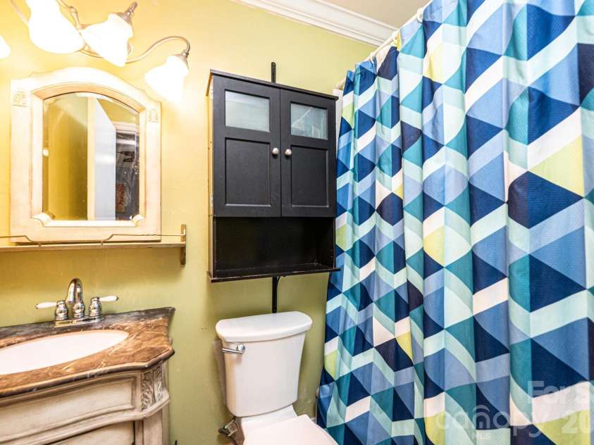 826 6th Street, Hickory, NC 28601.  MLS# CAR4371889, YatesRealty ID 18526. 
