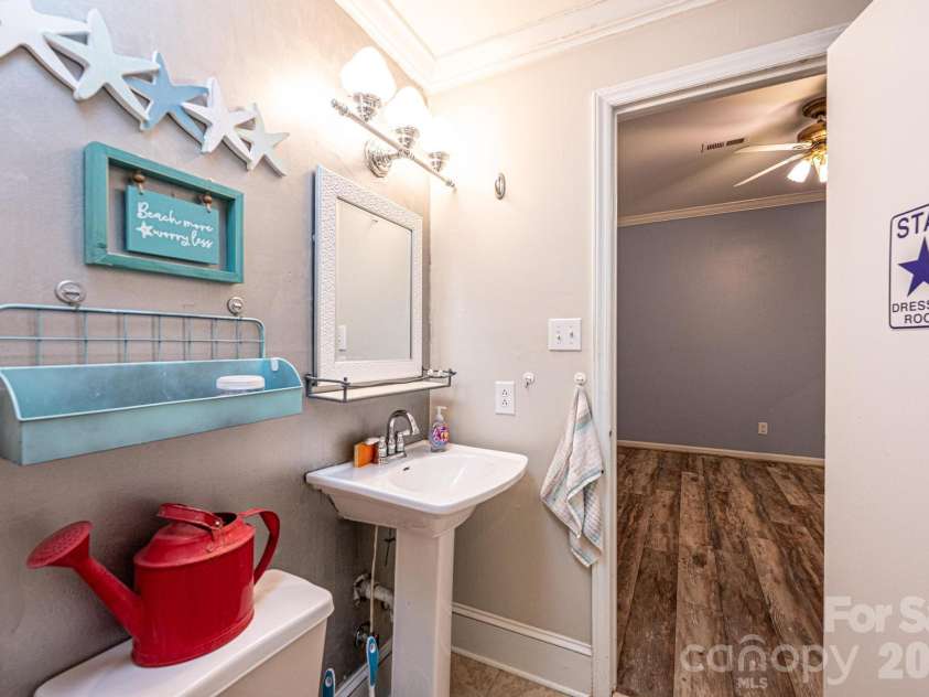 826 6th Street, Hickory, NC 28601.  MLS# CAR4371889, YatesRealty ID 18526. 