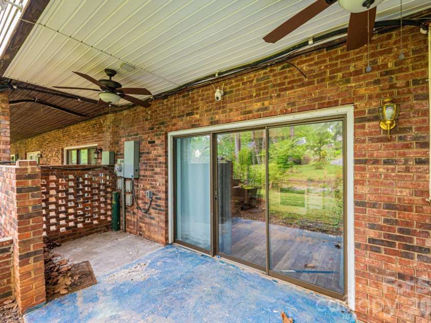 826 6th Street, Hickory, NC 28601.  MLS# CAR4371889, YatesRealty ID 18526. 
